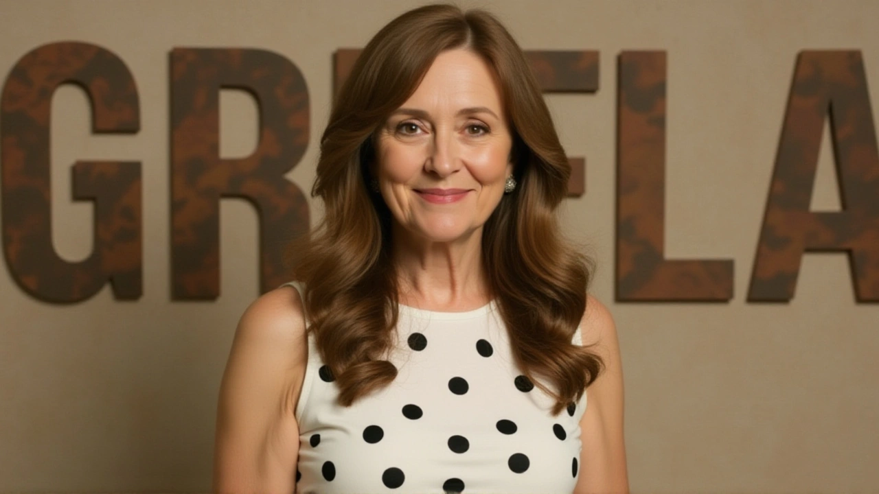 Betty Gofman, aos 60, é vista em Ipanema com cachorro no carrinho de bebê e anuncia retorno à Globo