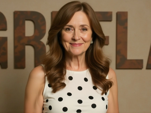 Betty Gofman, aos 60, é vista em Ipanema com cachorro no carrinho de bebê e anuncia retorno à Globo